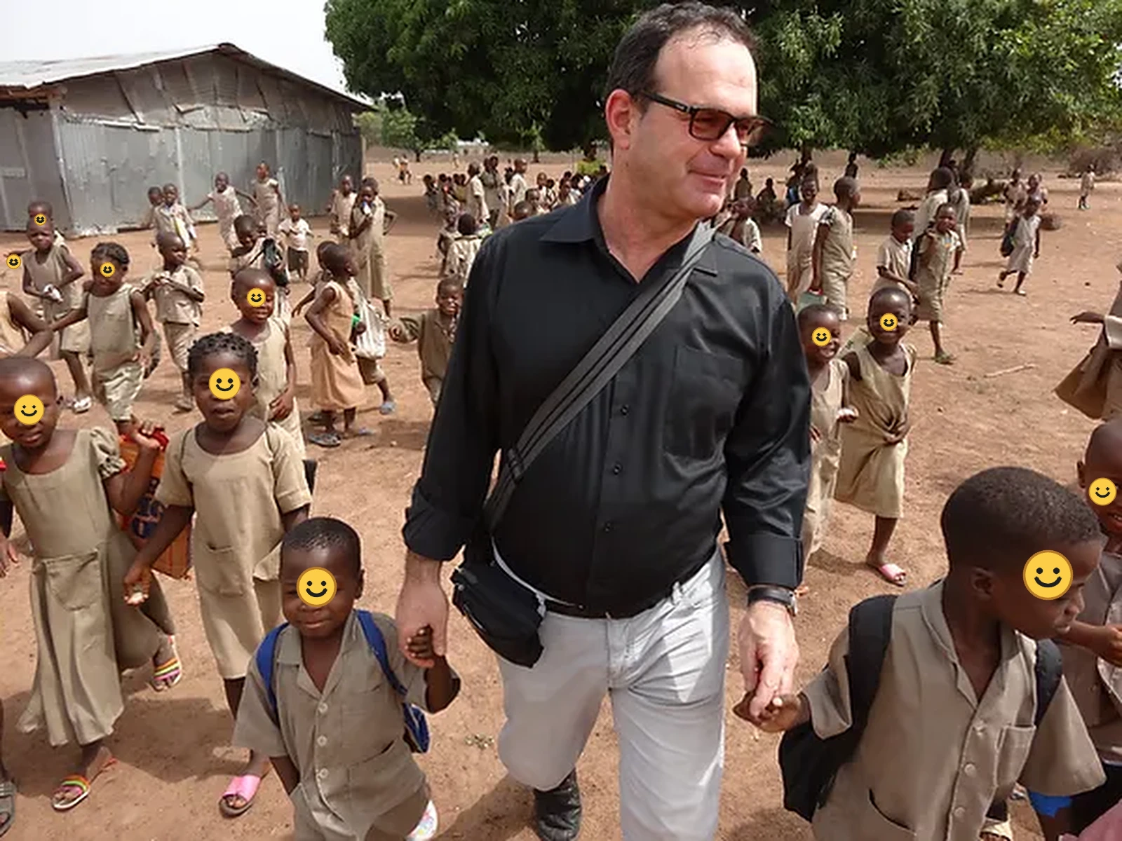 Rémy Girardi, fondateur de CEP Monaco, entouré d'enfants au Bénin